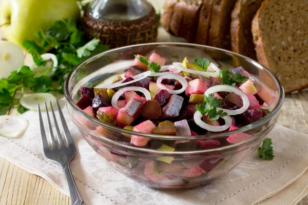 Салат с сельдь и овощи (маринованный огурец, свекла, — стоковое фото