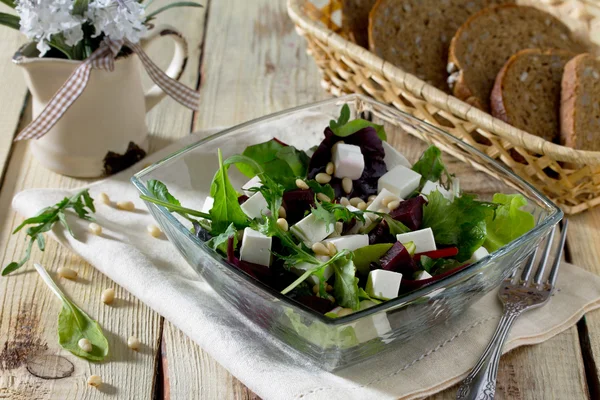 Салат с рукколой и листьями шпината, со свеклой, сыром фета — стоковое фото