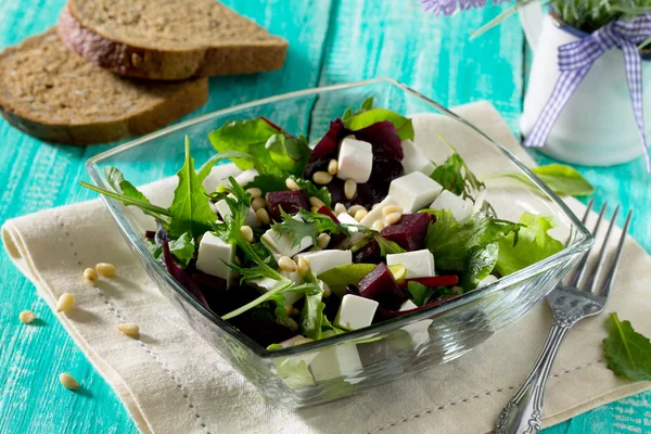 Ensalada con rúcula y hojas de espinaca, con remolacha, queso feta a — Foto de Stock