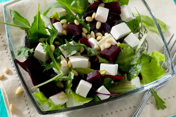 Салат с рукколой и листьями шпината, со свеклой, сыром фета — стоковое фото