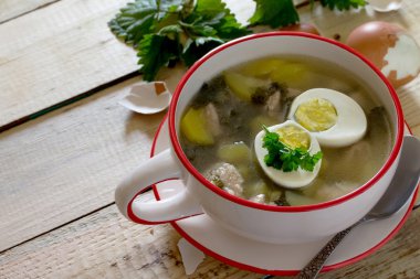 Yumurta, seçici odak ile genç ısırgan çorbası. İçin alan, 