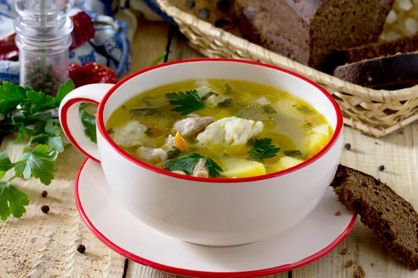 Soupe aux boulettes et viande sur table en bois, mise au point sélective . — Photo