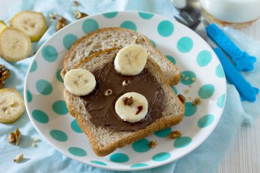 Ekmek ile krem çikolata kahvaltı için çocuk ayı