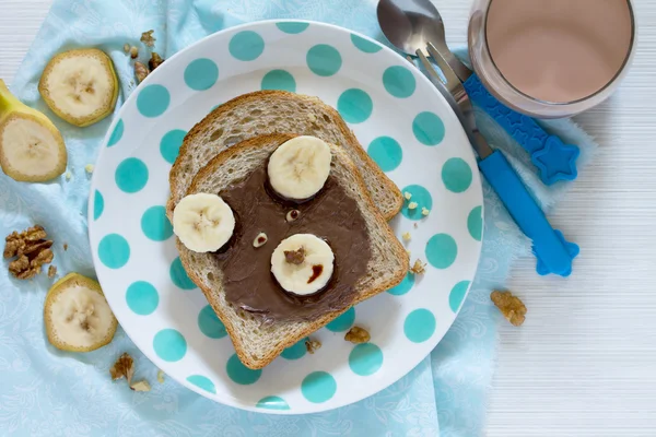 Pão com creme de chocolate urso crianças para o café da manhã, vista superior — Fotografia de Stock