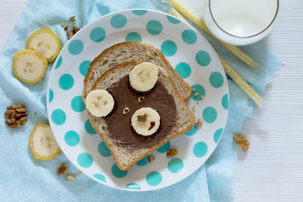 Pão com creme de chocolate urso crianças para o café da manhã, vista superior — Fotografia de Stock