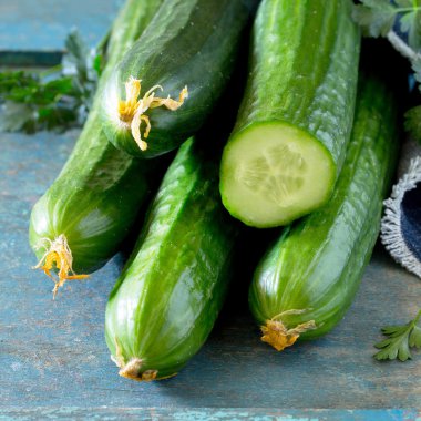 Antika ahşap arka plan, seçici foc üzerinde taze organik salatalık