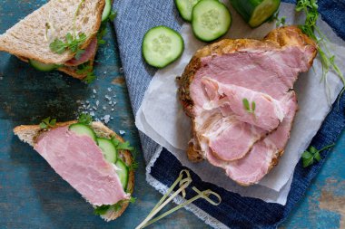 Club sandviç taze salatalık, domates ve jambon, su teresi sa