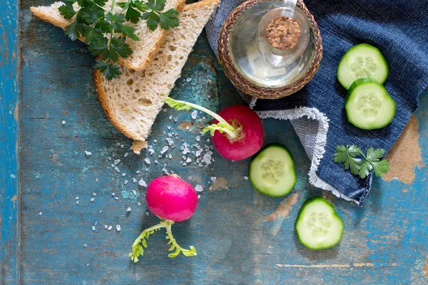 Свежие овощи и хлеб на деревянном винтажном фоне. The p — стоковое фото