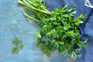 Bahar vitamini yeşil maydanoz üzerinde rustik ahşap bir masa ayarla. Hedef