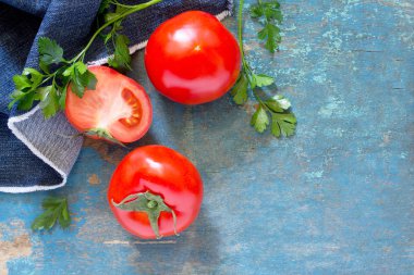 Ahşap bir masa, seçici odak üzerinde taze organik domates. En iyi v
