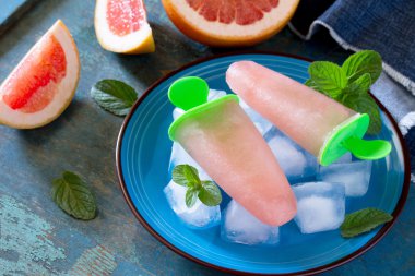 Greyfurt klasik ahşap zemin üzerine lezzetli meyve buz