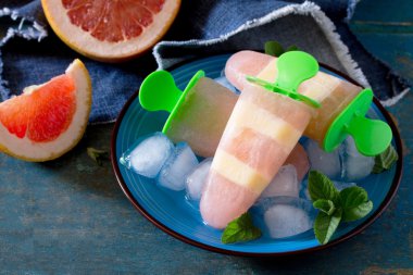 Greyfurt klasik ahşap zemin üzerine lezzetli meyve buz