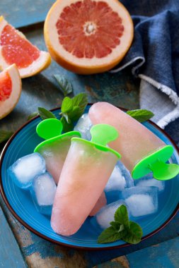 Greyfurt klasik ahşap zemin üzerine lezzetli meyve buz