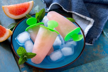 Greyfurt klasik ahşap zemin üzerine lezzetli meyve buz