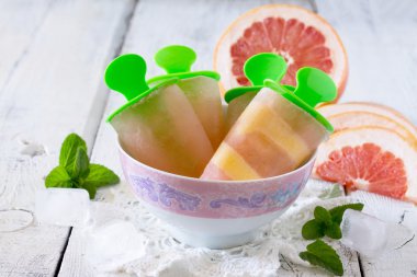 Greyfurt ve üzerinde beyaz bir woo milkshake lezzetli meyve buz