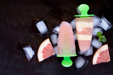 Greyfurt vintage metal zemin üzerine lezzetli meyve buz.