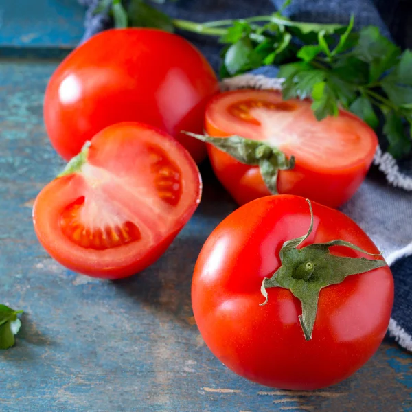 Ahşap bir masa, seçici odak üzerinde taze organik domates.