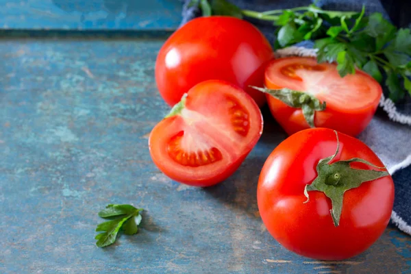 Ahşap bir masa, bir yer, metniniz için taze organik domates.