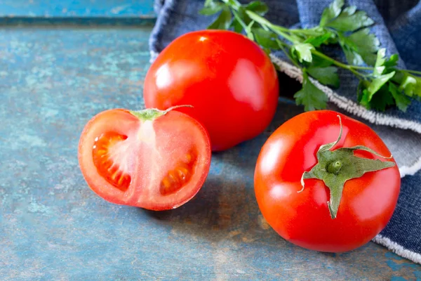 Ahşap bir masa, bir yer, metniniz için taze organik domates.