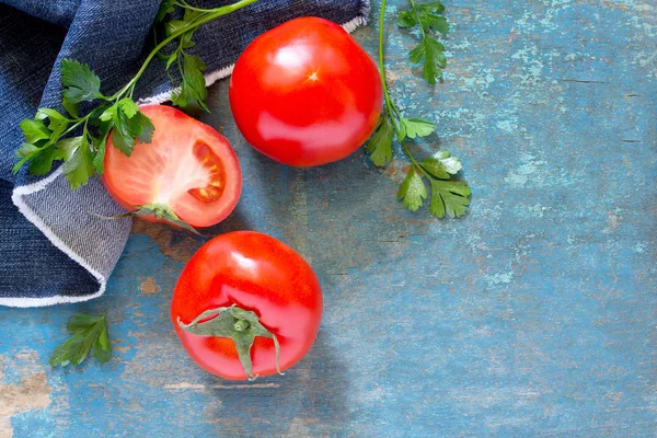 Ahşap bir masa, seçici odak üzerinde taze organik domates. En iyi v