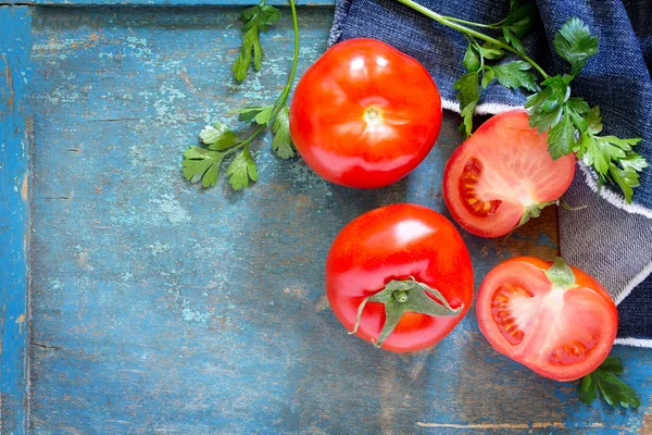 Tomates orgánicos frescos en una mesa de madera, enfoque selectivo. Arriba v —  Fotos de Stock