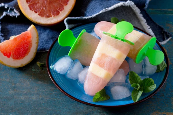 Greyfurt klasik ahşap zemin üzerine lezzetli meyve buz