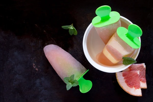 Νόστιμο φρούτο πάγο με γκρέιπφρουτ σε vintage μεταλλικό φόντο. — Φωτογραφία Αρχείου