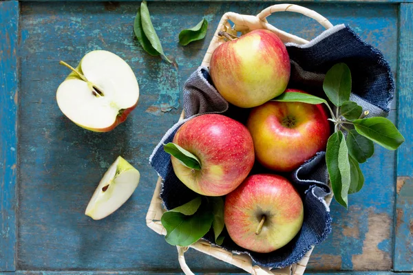 Panen apel merah organik segar dalam keranjang Wicker di pedesaan — Stok Foto