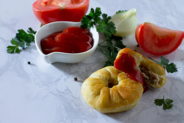 Tartes ouvertes avec viande (belyashi) et ketchup tomate sur un ston gris — Photo