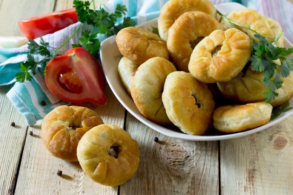 Açık pies et (belyashi). Tatar cu geleneksel çanak