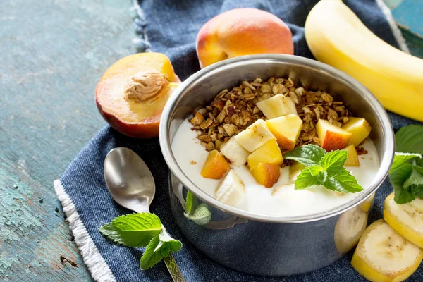 Café da manhã saudável de muesli, bagas com iogurte e sementes em um — Fotografia de Stock