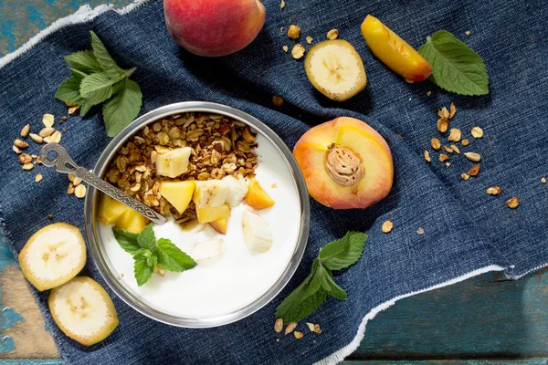 Gezond ontbijt van muesli, bessen met yoghurt en zaden op een — Stockfoto