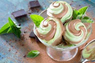 Nane ve eski bir ahşap çikolata ile lezzetli dondurma 