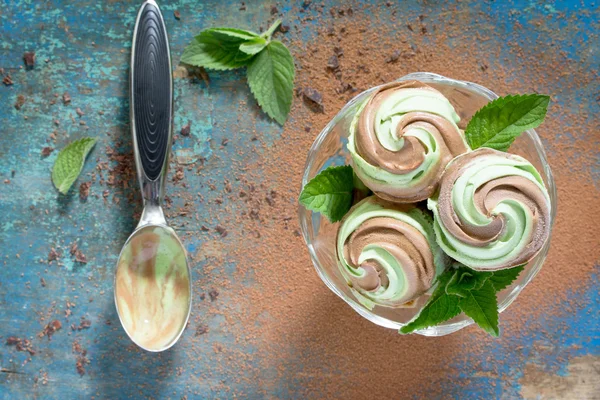 Delicioso cono de helado con menta y chocolate en un wo vintage —  Fotos de Stock