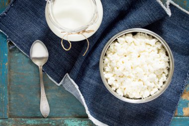 Ev yapımı peynir ve bir sürahi süt, sağlıklı yiyecekler, sağlıklı yemek pişirmek