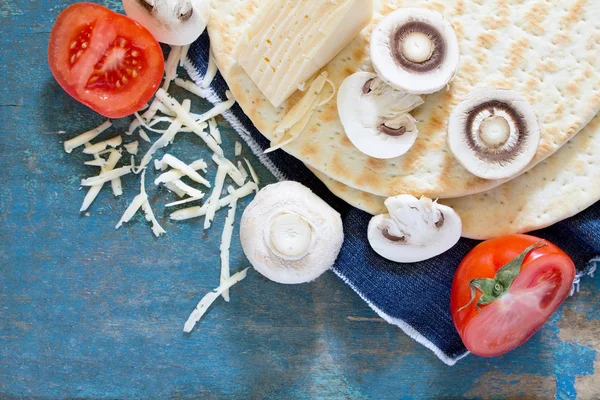 Składniki do pizzy (płaski chleb, ser, pomidory i grzyby — Zdjęcie stockowe