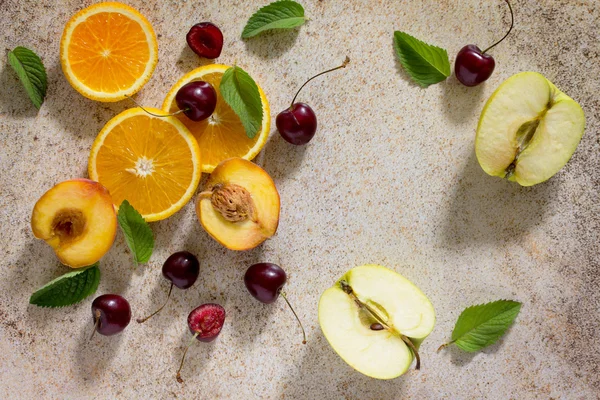 Цветные сорта фруктов, мятных листьев и вишни . — стоковое фото
