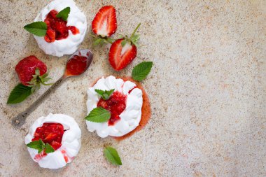 Kahverengi taş bac taze çilek ile Pavlova beze kek