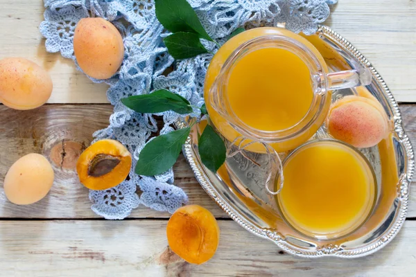 Освежающий летний напиток с персиком в кувшине и стаканами на водке — стоковое фото