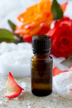 kahverengi taş zemin üzerine aromaterapi Uçucu yağ şişe