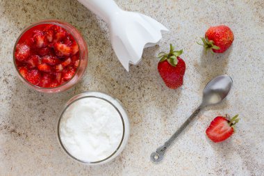 çilek, mascarpone ve çilek jel ile katmanlı tatlı