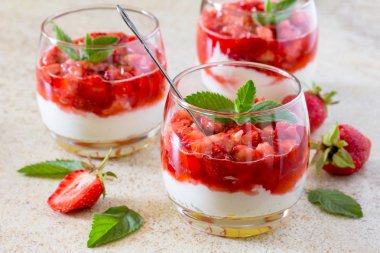 çilek, mascarpone ve çilek jel ile katmanlı tatlı