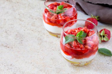 çilek, mascarpone ve çilek jel ile katmanlı tatlı