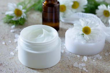 Aromaterapi papatya uçucu yağ şişesi ile Yüz kremi