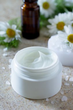 Aromaterapi papatya uçucu yağ şişesi ile Yüz kremi