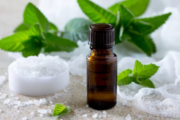 kahverengi bir s aromaterapi için nane esansiyel yağı şişesi