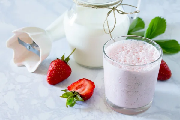 Fresh summer drink smoothies with strawberries on a gray stone b — Stock Photo, Image