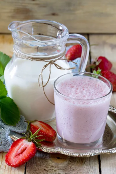 Batidos de bebidas frescas con fresas en un respaldo rústico de madera —  Fotos de Stock