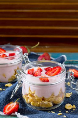 Mısır gevreği ve çilek ile ev yapımı yoğurt, sağlıklı beslenme yog