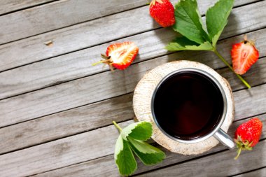 Gelenek Polis ile çilek ve nane ile Yaz suyu içecek